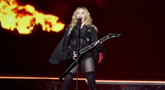 Мадона на концерт в Париж: Няма да се поддадем на страха (видео)