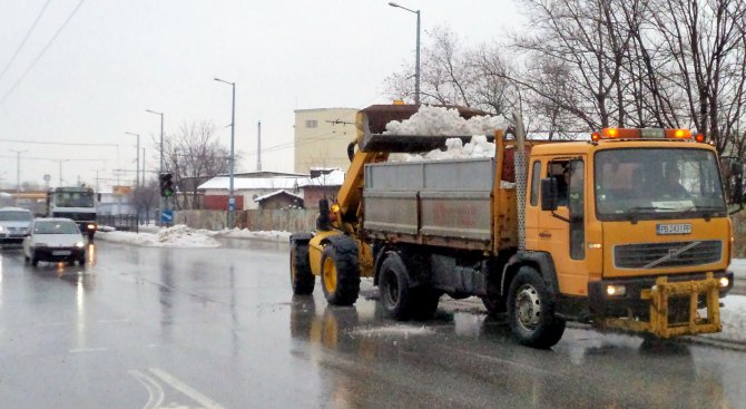 Сняг, ограничения и ремонти и днес затрудняват движенията по пътищата