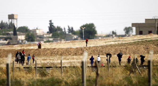 Турция изгражда стена по 82-километров участък на границата със Сирия