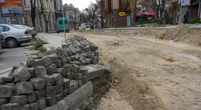 Възстановяват улица с павета във Варна (снимки)