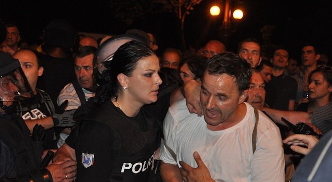 Анна Витанова все още е полицай, заснеха я на снощния протест (снимка)