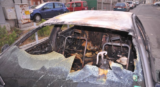 Два автомобила изгоряха в София (Видео)