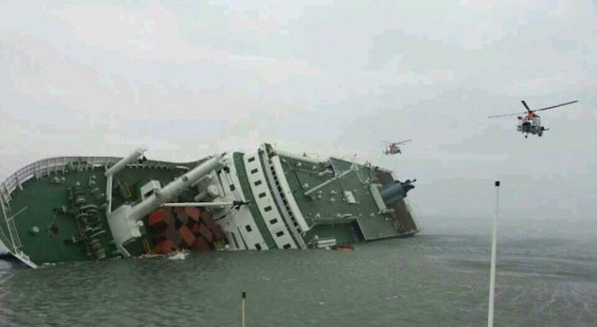 Ферибот с повече от 100 души потъна край бреговете на Индонезия, намериха 20 оцелели (обновена)