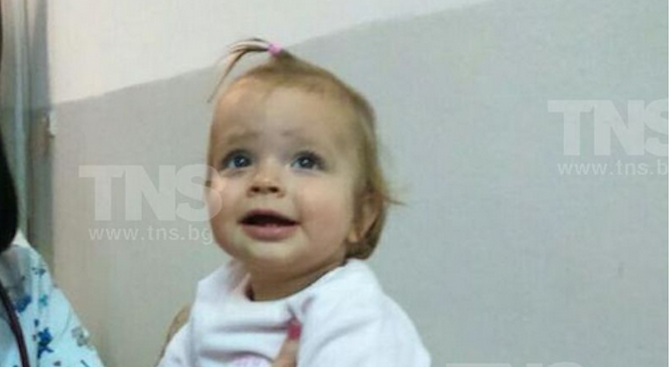 Изоставиха 9-месечно бебе на улица в Пловдив, търсят родителите му (снимка)