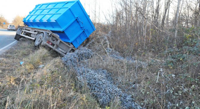 Камион разпиля метални стружки край Враца (снимки)