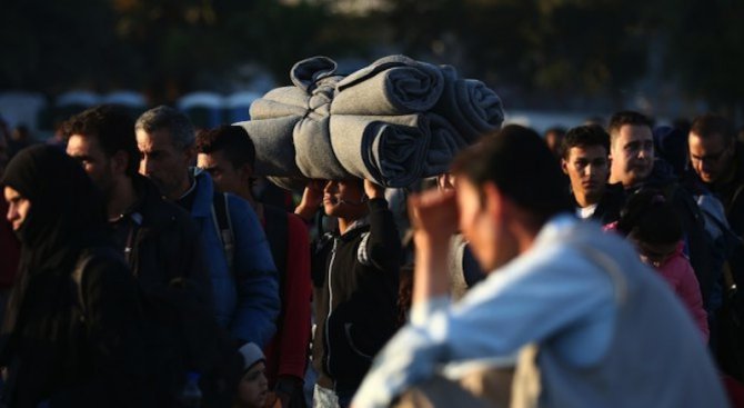 Местят бежанците в Атина от един стадион на друг, като отново ги настаняват временно