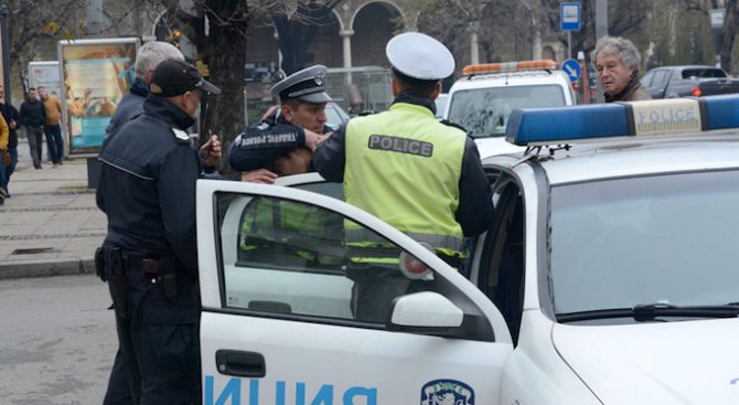 Младеж чупи полицейски коли в Сливен