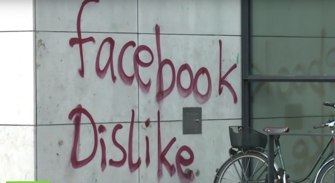 Потрошиха офиса на Фейсбук в Германия (видео)
