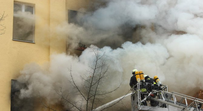 Труп е открит след пожар в бежански център в Германия