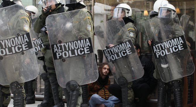 Задържаха двама нашенци в Гърция, принуждавали 50-годишна българка да проституира