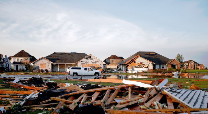Бури и торнада удариха южните части на САЩ, загинали са най-малко 14 души