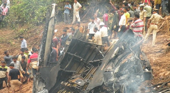 Десет души загинаха при самолетна катастрофа край Делхи