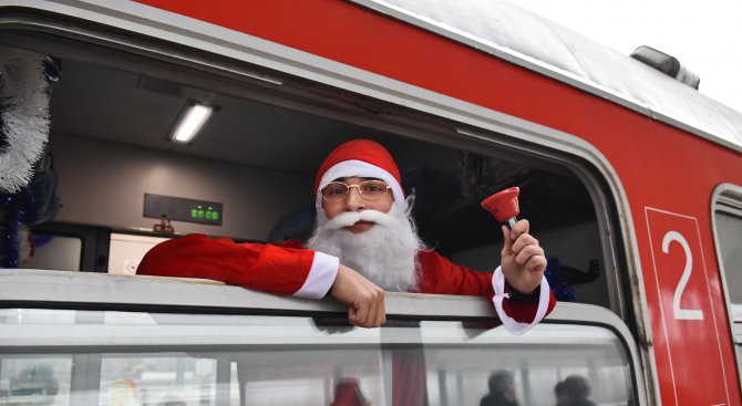 Дядо Коледа потегли с влак за Плевен (снимки)