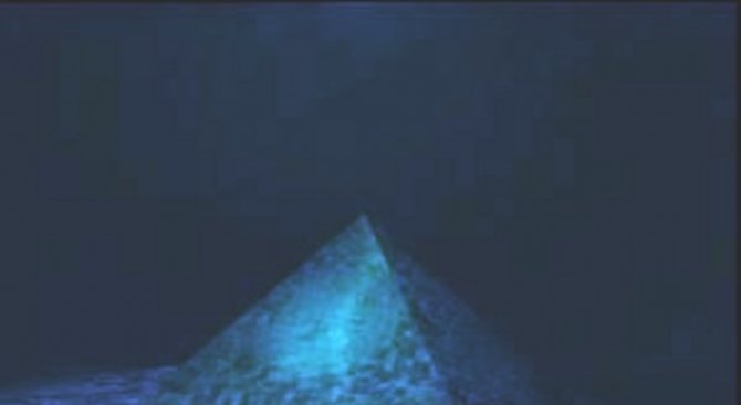 Две гигантски стъклени пирамиди са в центъра на Бермудския триъгълник