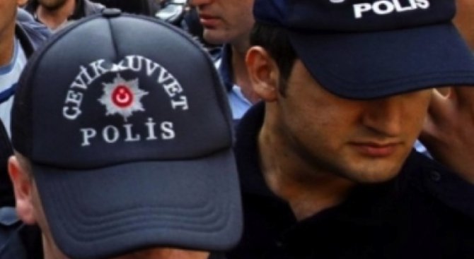 Две жени са убити при престрелка с полицията в Истанбул