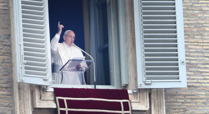 Папа Франциск дари предмети за Коледната лотария в полза на мигранти и бездомни