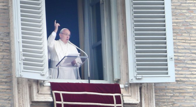 Папа Франциск получи награда за приноса си към европейското единство