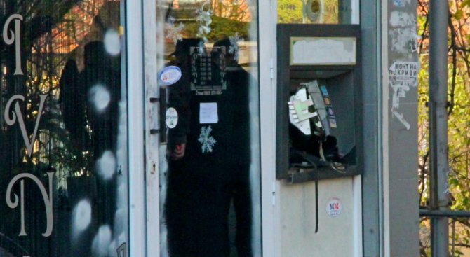 Разбиха банкомат в Дупница