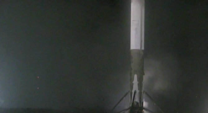 SpaceX успешно прати ракета в орбита и после я приземи на Земята