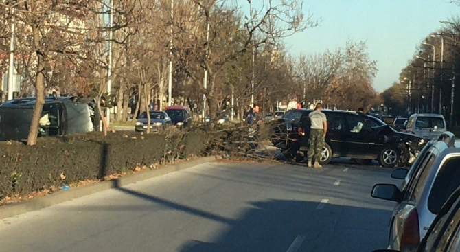 Верижна катастрофа с четири автомобила в Пловдив (снимки)