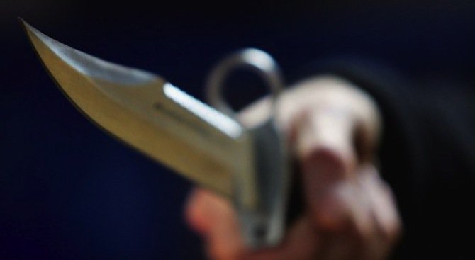 Въоръжен мъж намушка смъртоносно германски полицай
