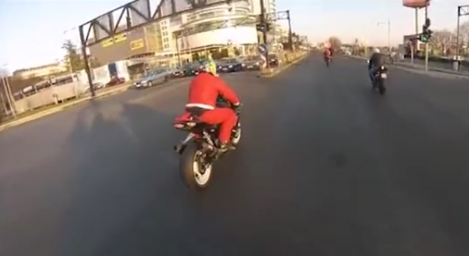 Дядо Коледовци карат бясно из Варна (видео)