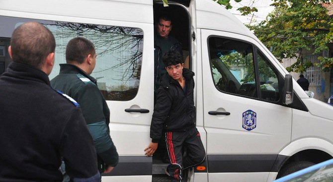 Откриха 119 нелегални мигранти в камион до Пазарджик (обновена)
