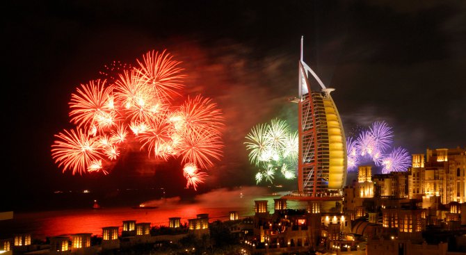 Голям пожар в Дубай близо до мястото на шоуто с фойерверки за Нова година (видео)