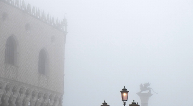 Рим и Милано спират колите заради смога