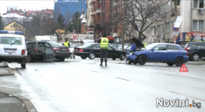 Тежка катастрофа между три коли на &quot;Симеоновско шосе&quot; в София, има ранени (обновена+видео)