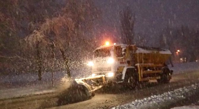 180 снегопочистващи машини работят в София