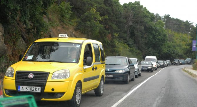 Големи задръствания се образуваха на Е-79 заради трафика от Банско