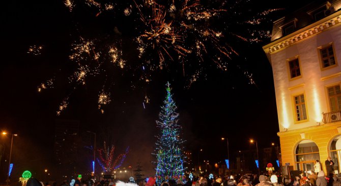 Хиляди българи посрещнаха Новата година по площадите (снимки)