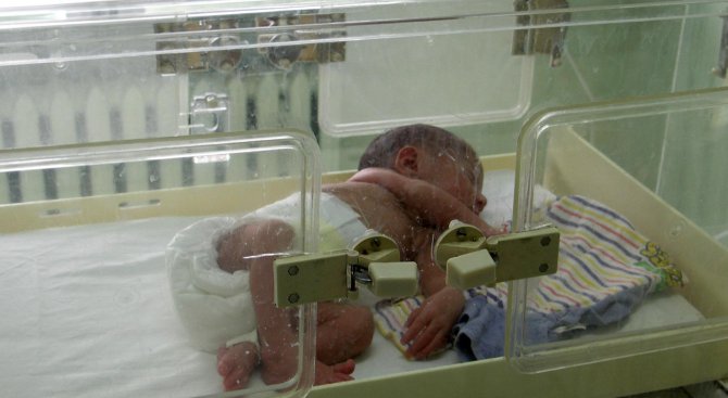 Първото бебе в област Кюстендил е проплакало 15 минути след полунощ