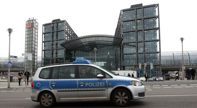 4-ма заподозрени за групово изнасилване на две момичета в Германия