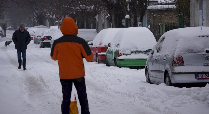 64 училища в страната затворени заради снега