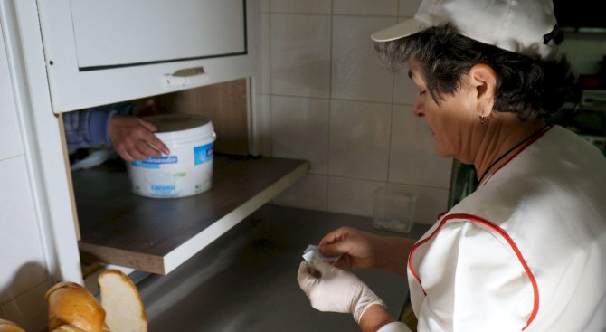 Четири месеца социално слаби пловдивчани ще получават топла храна в 11 трапезарии