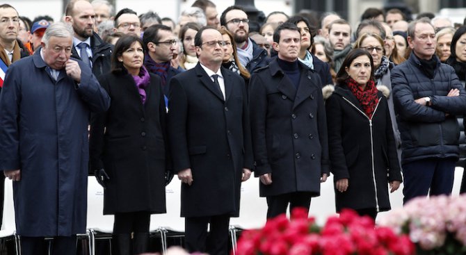 Франция отдаде почит на жертвите на атентатите в Париж (видео+снимки)
