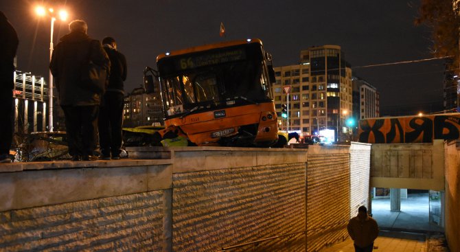 Тежка катастрофа в София, автобус почти влезе в подлез (снимки)