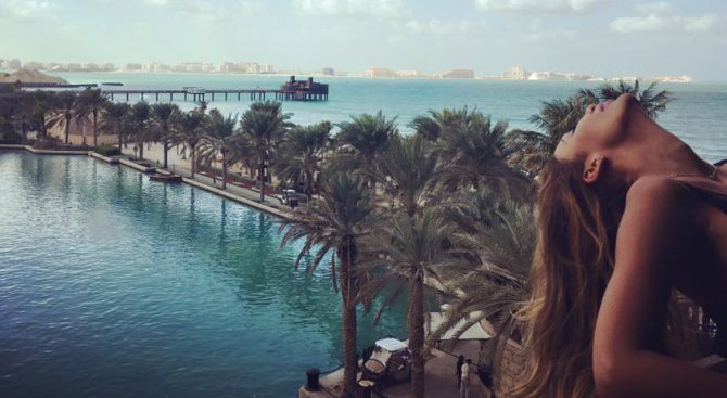 Моника Валериева се опъна по прашки в Дубай (снимки)