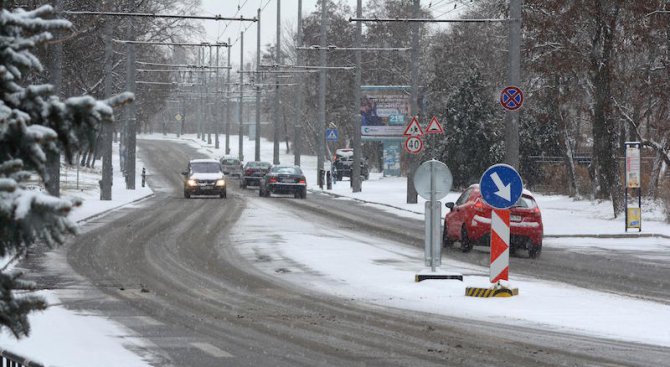Обстановката по пътищата се нормализира, очакват се нови снеговалежи