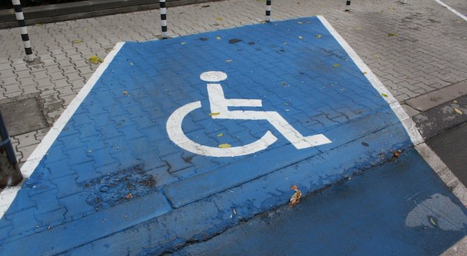 Шофьори масово паркират на инвалидни места в моловете
