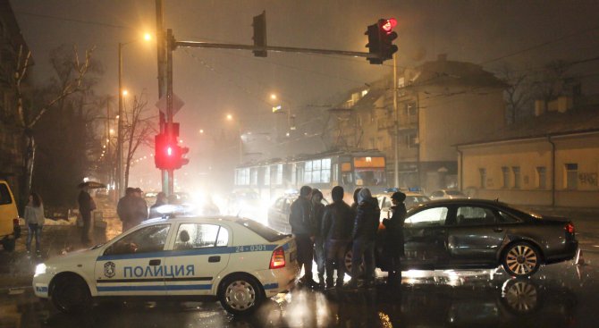 Трима пешеходци пострадаха при тежка катастрофа в София (галерия)