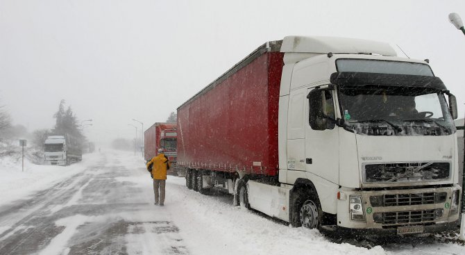 В Монтанско са изтеглени над 30 закъсали камиона за 24 часа