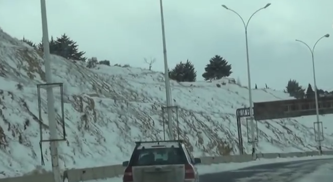В Сирия заваля сняг (видео)