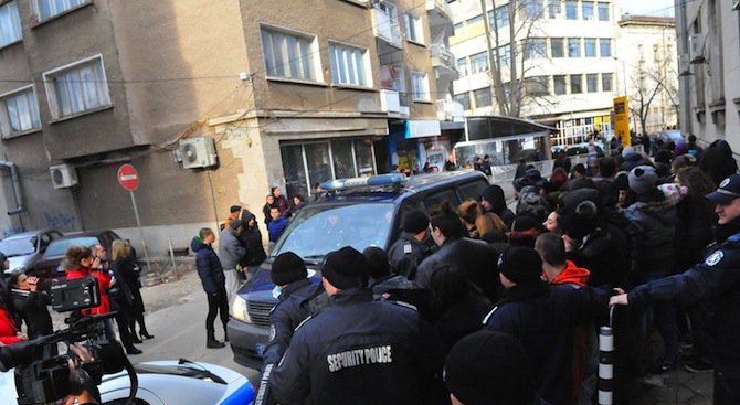Близки на починалия Тодор блокираха изходите на съда във Враца, плашат със саморазправа (видео)