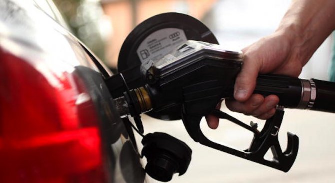 Цените на горивата у нас почти не са мръднали, а петролът е поевтинял с  30%