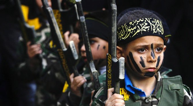 Джихадистите карали малки деца да убиват родителите си