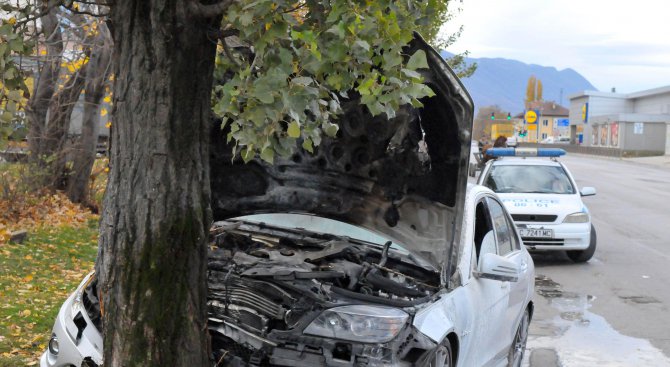 Кола се заби в дърво, мъж и жена загинаха на място