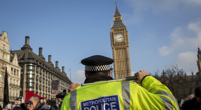 Лондон увеличава броя на въоръжените полицаи